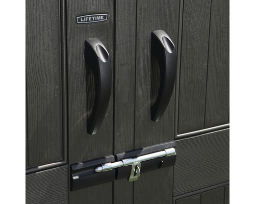 Vue détaillée d''une porte d''armoire de jardin avec poignées, verrou et logo Lifetime.