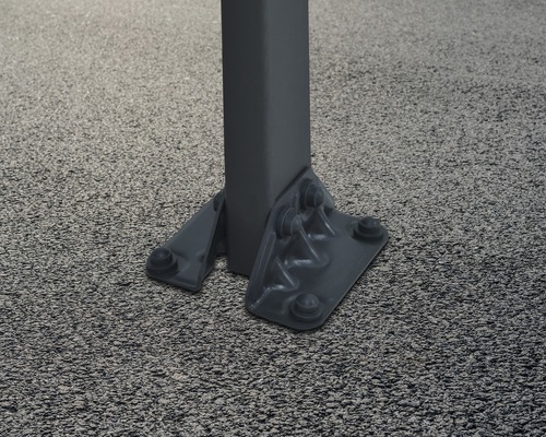 Vue détaillée d''un pied de poteau avec des vis de fixation