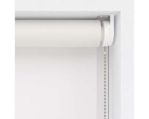 Vue détaillée d''un store enrouleur blanc avec chaînette de commande sur la fenêtre