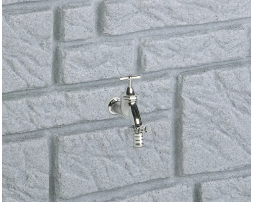 Wasserhahn an einer Mauer