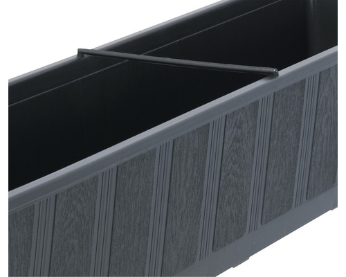 Detailansicht eines grauen Blumenkastens mit Holzstruktur