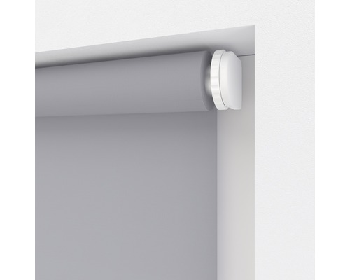 Store enrouleur gris dans un cadre de fenêtre pour le contrôle de la lumière.