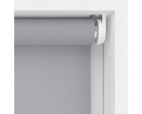 Store enrouleur gris sur un cadre de fenêtre