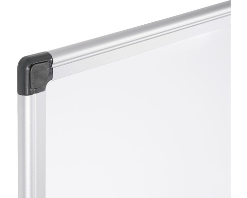 Vue détaillée d''un coin de tableau blanc avec cadre argenté et connecteur d''angle