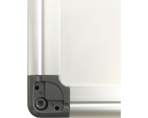 Gros plan sur un coin de tableau blanc avec vis