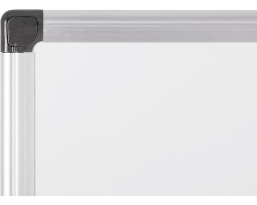 Vue détaillée d''un coin de tableau blanc avec cadre en aluminium