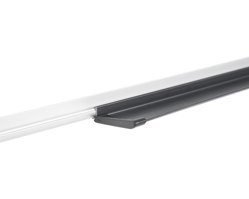 Gros plan d''un profilé en aluminium avec lèvre en plastique pour l''aménagement intérieur