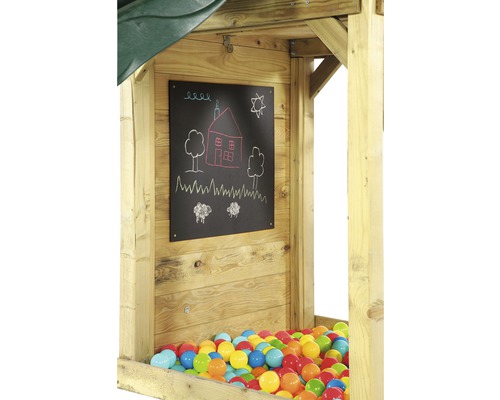 Détail d''une cabane de jeu avec tableau noir et piscine à balles