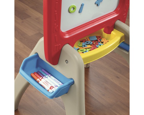 Kindertafel mit Stiften und Buchstaben