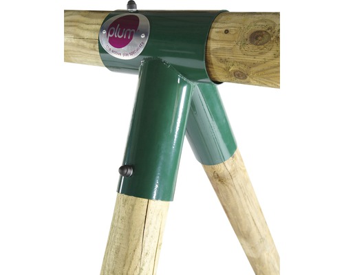 Gros plan d''une balançoire de terrain de jeu avec le logo Plum et un cadre métallique vert autour de poteaux en bois.