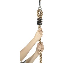 Mains tenant une corde d''escalade avec mousqueton