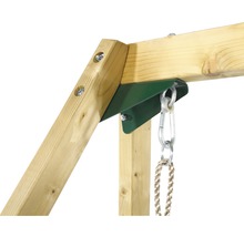 Detailansicht eines Spielturms mit Holzkonstruktion, grüner Metallverbindung und Karabinerhaken mit Seil