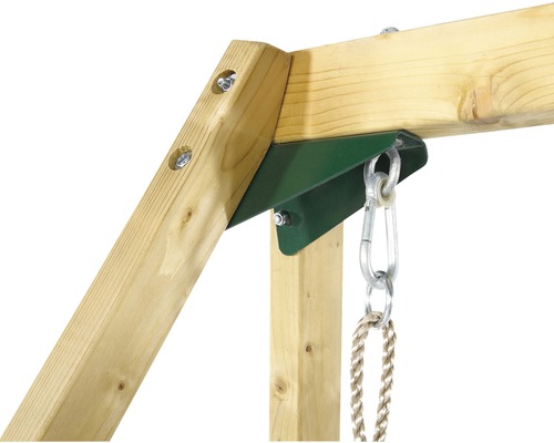 Detailansicht eines Spielturms mit Holzkonstruktion, grüner Metallverbindung und Karabinerhaken mit Seil