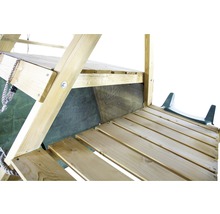 Detailansicht eines Spielturms aus Holz mit Rutsche