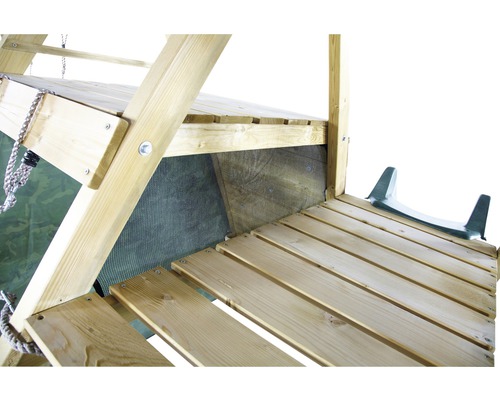 Detailansicht eines Spielturms aus Holz mit Rutsche