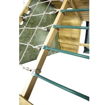 Detailansicht eines Spielturms mit Kletternetz und Sprossenaufstieg aus Holz.