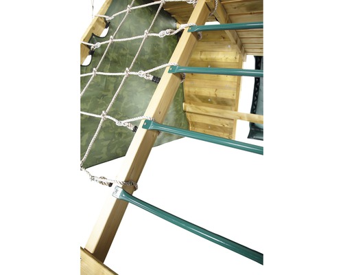 Detailansicht eines Spielturms mit Kletternetz und Sprossenaufstieg aus Holz.
