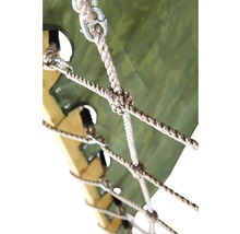Detailansicht eines Kletternetzes mit Seilen und Knoten an einem Spielturm