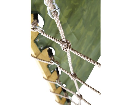 Detailansicht eines Kletternetzes mit Seilen und Knoten an einem Spielturm