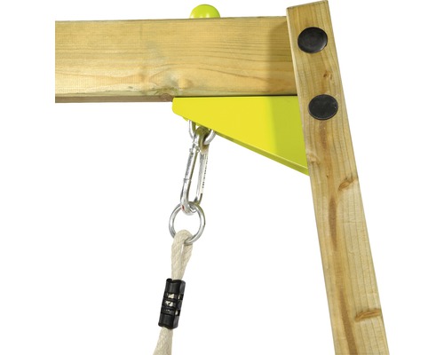 Vue détaillée d''une fixation de balançoire avec mousqueton sur une structure en bois.