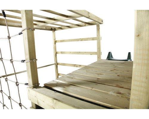 Vue détaillée d''une tour de jeux en bois avec filet d''escalade, mur d''échelles et plateforme de toboggan