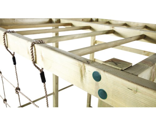 Vue détaillée d''une tour de jeu en bois avec un filet d''escalade