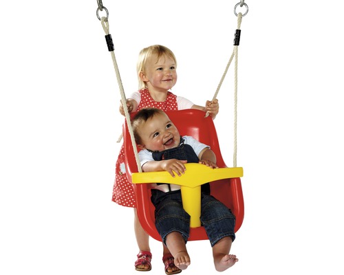 Deux enfants jouent avec une balançoire pour enfants avec des cordes