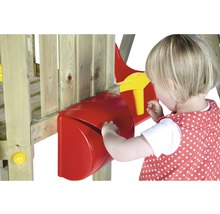 Enfant à la tour de jeu avec boîte aux lettres rouge