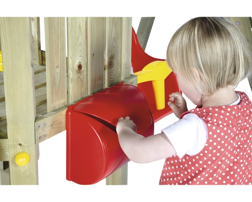 Enfant à la tour de jeu avec boîte aux lettres rouge