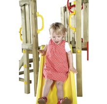 Fille glissant sur un toboggan jaune d''une tour de jeu en bois