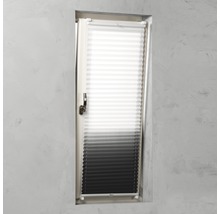 Fenêtre avec store plissé tendu servant de protection visuelle et solaire