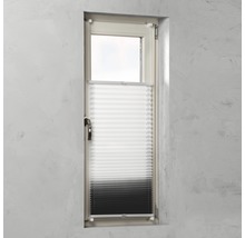 Fenêtre avec store plissé blanc semi-fermé et opaque