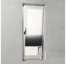 Store plissé sur la fenêtre pour réguler la lumière