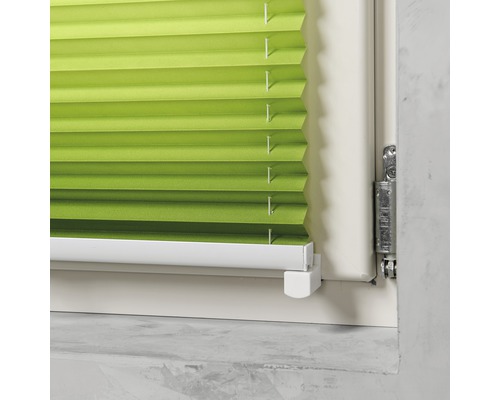 Store plissé vert sur la fenêtre