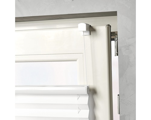 Détail d''un store plissé blanc sur une fenêtre