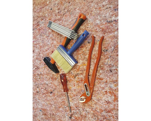 Hammer, Zollstock, Schraubendreher, Wasserpumpenzange und Quast