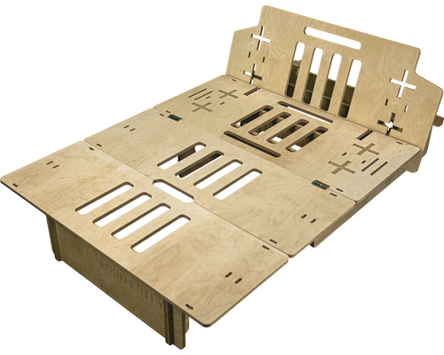 Campingbett aus Holz mit Lattenrost