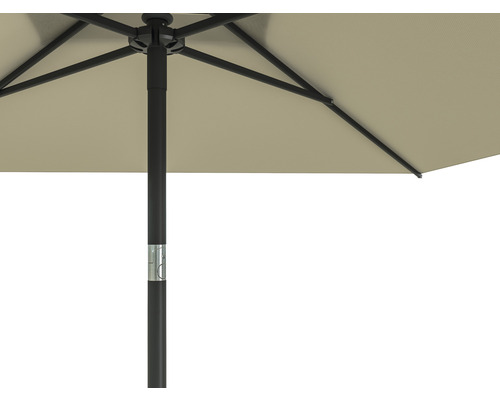 Detailaufnahme eines Sonnenschirms mit Mast und Streben