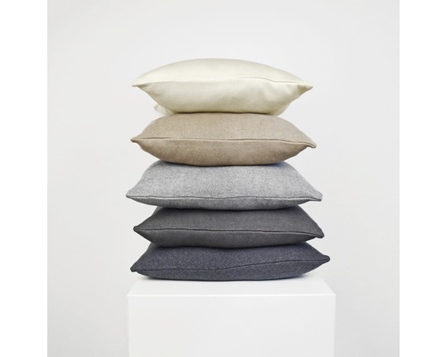 Stapel aus fünf quadratischen Zierkissen