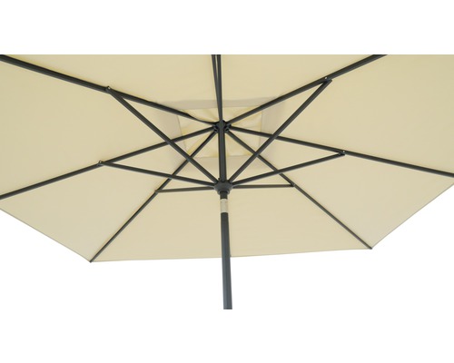 Detailansicht eines quadratischen Sonnenschirms mit Metallgestell