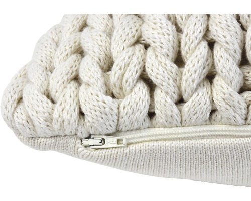 Nahaufnahme eines Dekokissens mit Zopfmuster und Reißverschluss