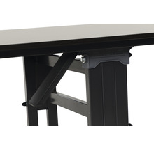 Vue détaillée d''une table d''atelier avec piètement