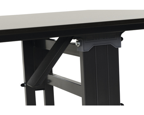 Vue détaillée d''une table d''atelier avec piètement