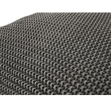 Detailaufnahme eines grau gestrickten Kissens