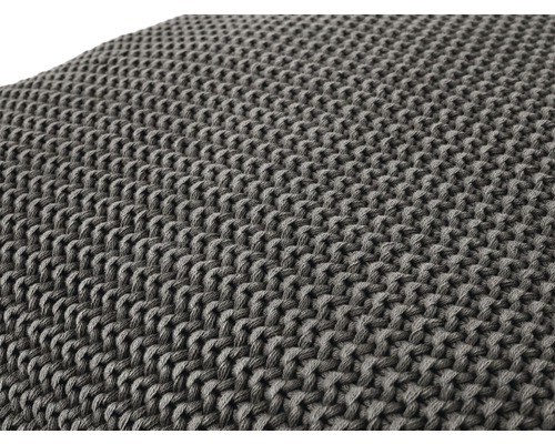 Detailaufnahme eines grau gestrickten Kissens