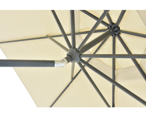 Detailansicht eines Sonnenschirms mit Metallgestell und beigem Stoff