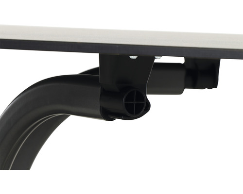 Detailansicht eines Tisches mit schwarzem Gestell und heller Tischplatte.