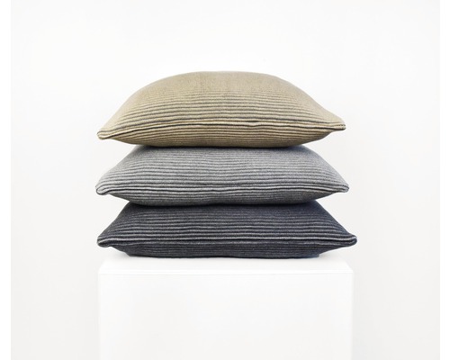 Stapel aus drei gestreiften Kissen
