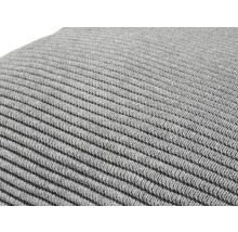 Gros plan d''un coussin tricoté gris