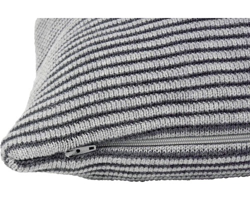 Kissen mit gestricktem Bezug und Reißverschluss